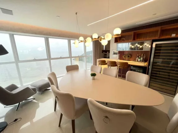 Imagem Apartamento alto padrão frente mar com 4 suítes e 3 vagas de garagem - Av. Atlântica/SC