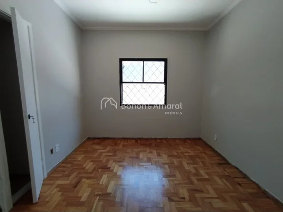 Imagem Casa com ótima planta, oferecendo muito potencial de personalização. Necessita de reformas, mas c...