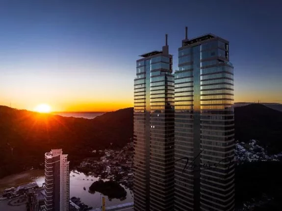 Imagem Apartamento 4 ou + dormitórios para Venda em Balneário Camboriú / SC no bairro Centro