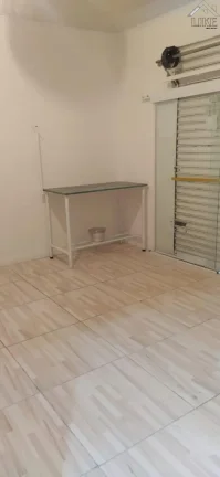 Imagem casa a venda com dois pontos comerciais no fundo