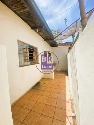 Imagem Casa térrea à venda com 12 quitinetes no fundo.