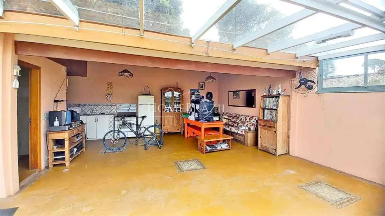Imagem Sobrado à Venda na Vila Inglesa em Campos do Jordão | Amplo Jardim e Excelente Insolação