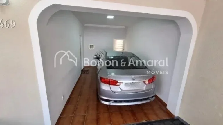 Imagem Casa térrea à venda no Parque Taquaral. O imóvel conta com 3 quartos, 2 banheiros, sala, copa, co...