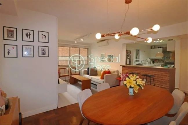 Imagem Apartamento com três dormitórios, totalmente reformado. A cozinha ficou linda e está integrada ao...