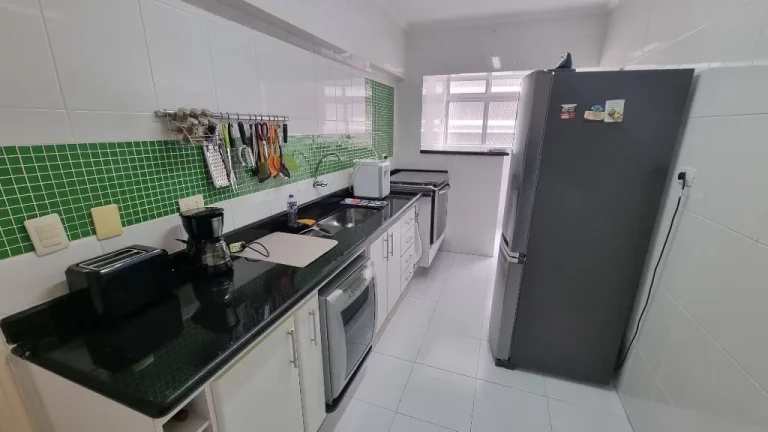 Imagem PITANGUEIRAS- CALÇADÃO TOTALMENTE REFORMADO E DECORADO , GARAGEM NO PRÉDIO.