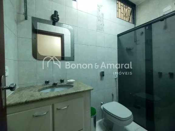 Imagem Excelente casa arejada, com uma espaçosa sala de TV integrada à sala de jantar, cozinha com armár...
