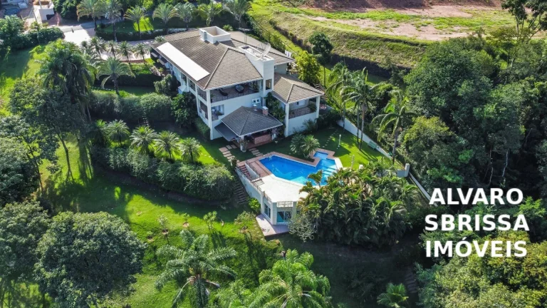 Imagem Casa magnífica com vista para longo pôr do Sol e para o campo de golfe do Condomínio Terras de São José em Itu SP Ladeada de verde e isolada. 6 dormit