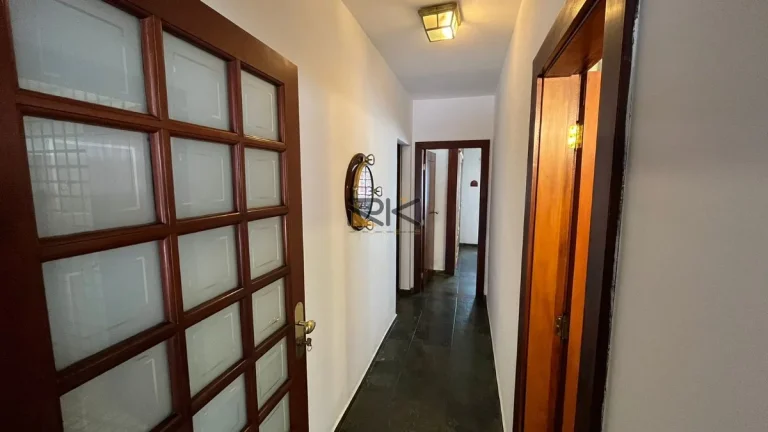 Imagem Casa com ampla sala 2 ambientes,3 dormitórios sendo uma suíte,edícula com mais 2 dormitórios e 1 banheiro,2 vagas de garagem