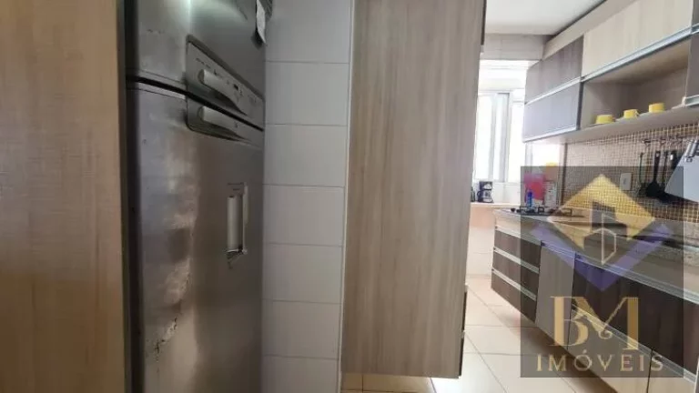 Imagem APARTAMENTO NO BOQUEIRÃO FRENTE MAR COM VARANDA E PORTEIRA F