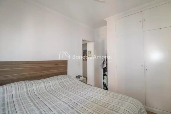 Imagem Imóvel amplo à venda no Cambuí, com 3 quartos e 2 banheiros. Apartamento reformado e muito bem lo...