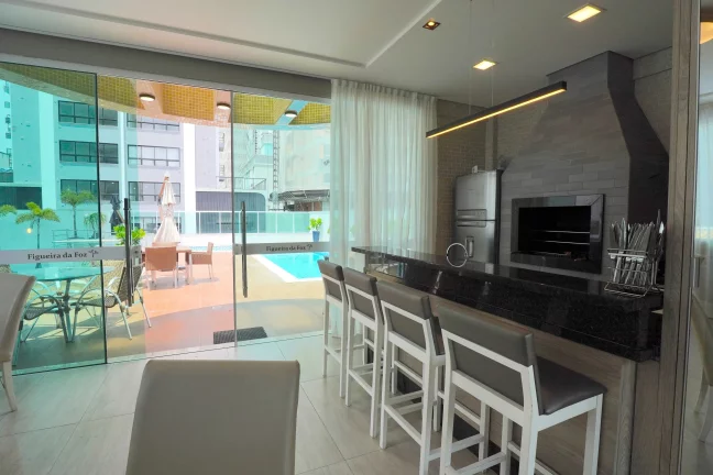 Imagem Apartamento com 3 dormitórios sendo 1 suíte e 2 vagas de garagem em Balneário Camboriú/SC