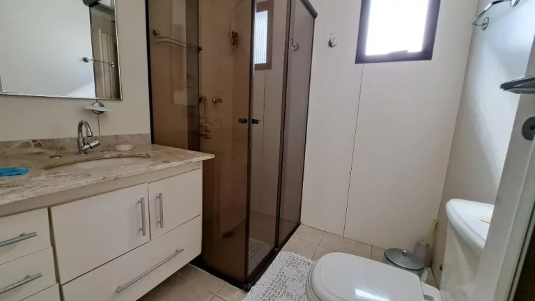 Imagem APARTAMENTO COM 3 DORMITÓRIOS, 2 VAGAS, PRÉDIO COM PISCINA E CHURRASQUEIRA.