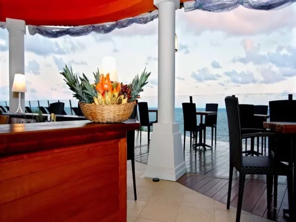 Imagem A 5ª Avenida Imóveis selecionou esse apartamento de 1/4 Sala Duplex no BAHIA LODGE, ancorado no melhor ponto do Rio Vermelho, debruçado sobre o mar: