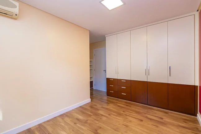 Imagem Casa em Condomínio de 4q. em Campo Comprido