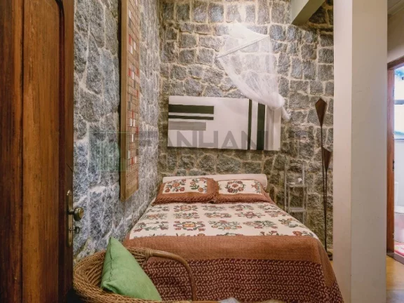Imagem Linda costeira localizada na Região Norte da Ilha!!!! Piso superior: 3 suítes com varanda, sendo a suíte Master com banheira de hidromassagem e espa