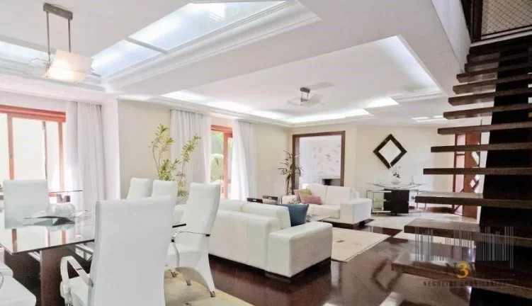 Imagem Casa à venda no City América São Paulo SP com 5 suítes, 8 banheiros e amplo quintal.