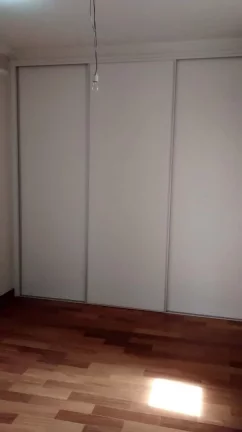 Imagem Área útil de 320 m². Triplex com 3 vagas de garagem, lavabo, ampla sala para 3 ambientes com saca...