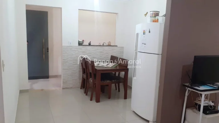 Imagem Linda casa térrea, de 2 quartos e 3 vagas cobertas.

Sala ampla de estar/TV
Sala de jantar, cozinha...