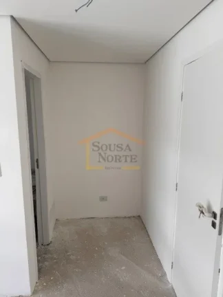 Imagem Casa em condomínio com 125 m², distribuída em 3 pavimentos, em contrapiso. O imóvel dispõe de 2...