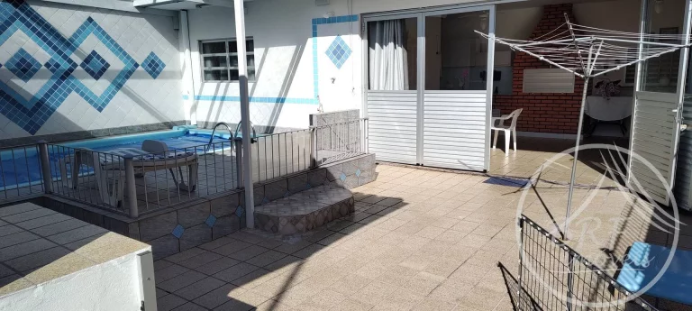 Imagem Vendo Casa Plana em Barreiros São José SC três dormitórios suíte, piscina.