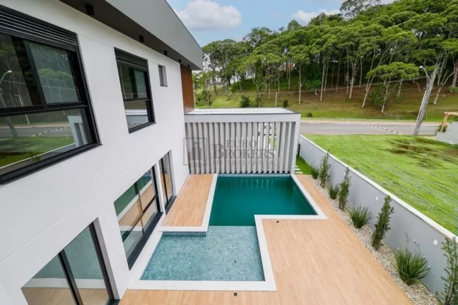 Imagem Casa com 4 suítes e 4 vagas à venda no condomínio Caledônia em Camboriú/SC