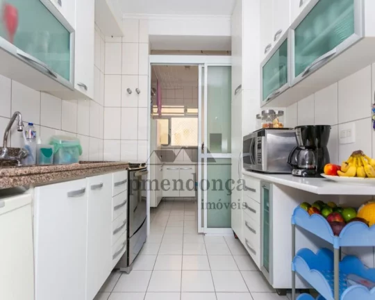 Imagem Apartamento com piso frio, living para 02 ambientes, varanda, 03 dormitórios sendo 01 suíte, close...