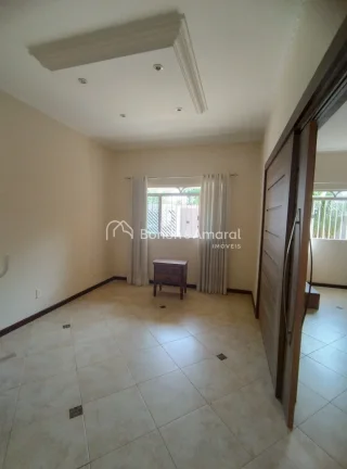 Imagem Casa com 3 Suítes confortáveis com armários embutidos e uma das suites tem banheira;
2 Salas de e...