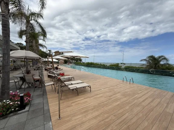 Imagem Seu Frente Mar em Balneário Piçarras, no bairro Itacolomi, com 03 quartos sendo 01 suíte em um resort, com mais de 30 opções de lazer e piscina com borda infinita de frente pro mar.