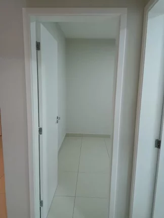Imagem Apartamento com 2 quartos, sala, cozinha tipo americana com pia de granito, banheiro com box de vidr...