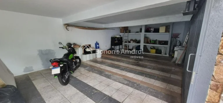 Imagem Excelente casa em avenida, totalmente reformada, com 3 dormitórios e edícula completa! Localizada ...