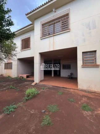 Imagem Vende-se casa de alto padrão com dois pavimentos no Centro de Igarapava/SP