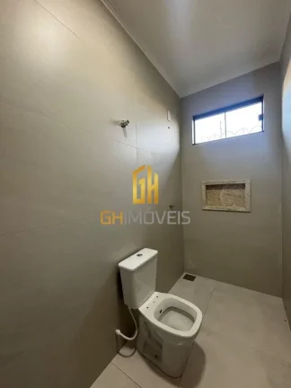 Imagem CA1761Belíssima casa com piscina 3 quartos sendo 1 suíte no Setor Central A casa possui - Porcelan...
