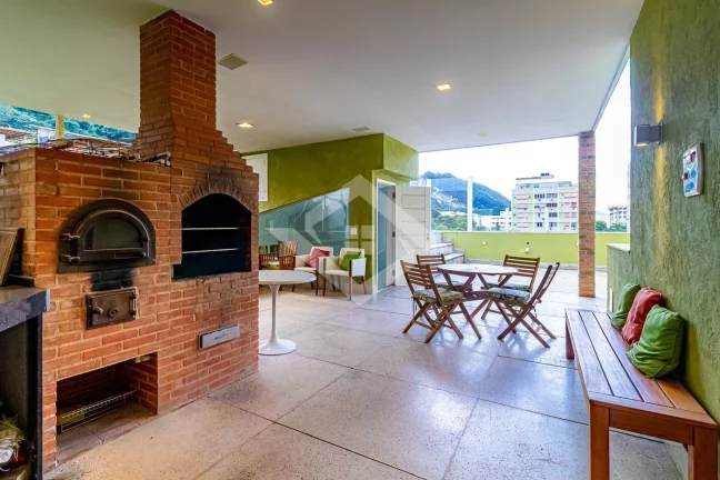 Imagem Casa Triplex de 4 Quartos para Venda no Humaitá com 595 m²
