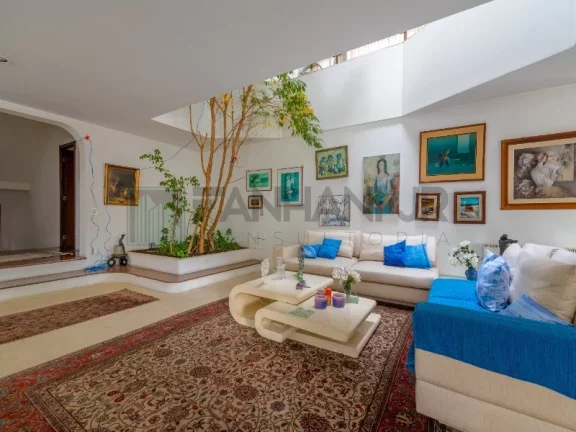 Imagem VENDO CASA CIDADE JARDIM - Próximo à Praça Alfredo Volpi. A casa possui 04 suítes sendo uma master e uma suíte com sala íntima, living para três am
