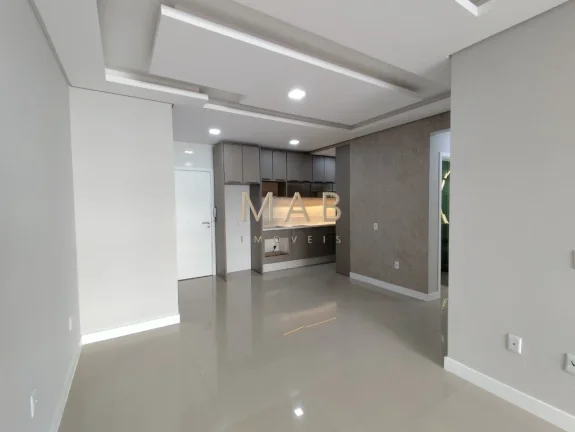 Imagem Apartamento de 2 dormitórios sendo 1 suíte, sala, cozinha, lavanderia, banheiro social, churrasqueira e vaga de garagem. O condomínio conta com elevad