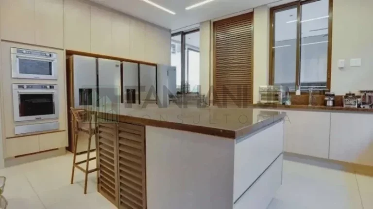Imagem Descubra a verdadeira definição de luxo e sofisticação nesta deslumbrante casa no condomínio fechado do Jardim Europa. Com uma construção impecável de