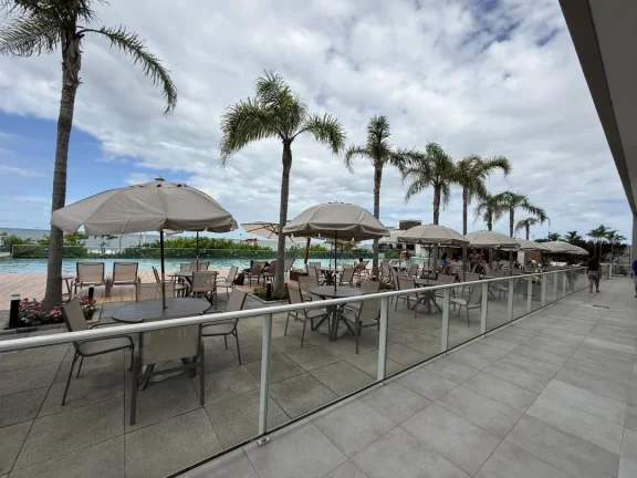 Imagem Seu Frente Mar em Balneário Piçarras, no bairro Itacolomi, com 03 quartos sendo 01 suíte em um resort, com mais de 30 opções de lazer e piscina com borda infinita de frente pro mar.
