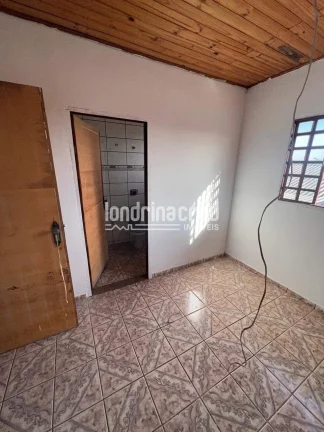 Imagem Casa ampla de 2 pisos, pronta para morar e escriturada! 4 quartos, 3 banheiros, área com vista para Londrina e dependência para reformas. Garagem inclusa!