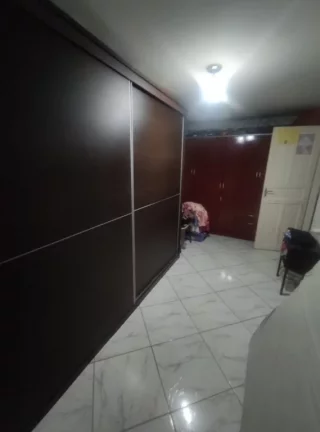 Imagem Casa à venda de 2 dormitórios na Vila Caiçara em Praia Grande-SP, com 96,13m² distribuídos em sala ampla, cozinha americada, 2 dormitórios sendo 1 suíte, banheiro social, área de serviço e 1 vaga de garagem. Aceita financiamento bancário. *As informações 
