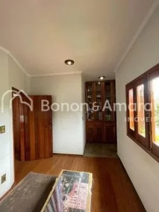 Imagem Linda casa à venda em condomínio fechado. Casa assobradada com hall de entrada, três salas grande...