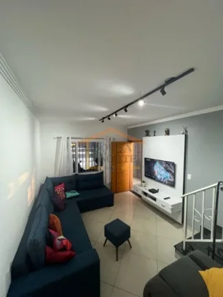 Imagem Sobrado com corredor lateral, 3 dormitÃ³rios, sendo 1 suÃ­te, pisos em madeira, sacada, rico em armÃ...