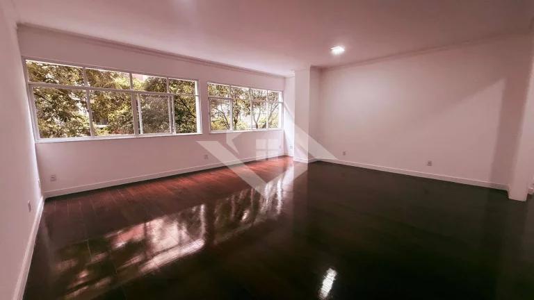 Imagem Apartamento de 4 Quartos Reformado no Posto 4 de Copacabana – Venda Direta!