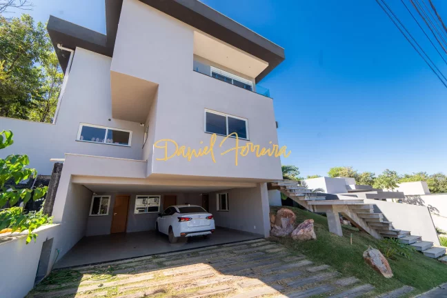 Imagem Casa Moderna com Vista para as Montanhas no Condomínio Santa Monica