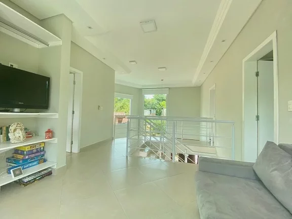Imagem Sobrado de Luxo à Venda em Condomínio na Morada da Praia, Bertioga-SP: 4 Quartos, 4 Suítes, 5 Banheiros, 4 Vagas, 370m².