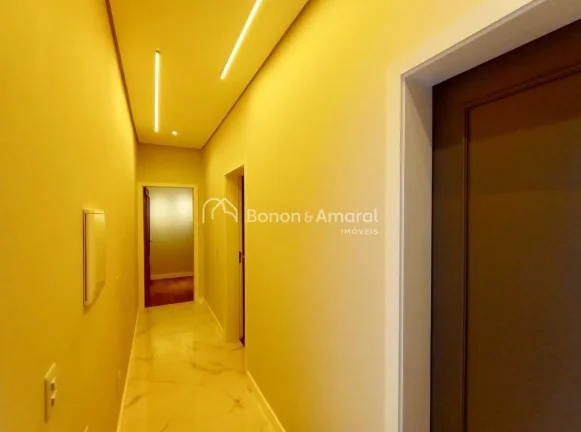 Imagem Com arquitetura moderna e ambientes aconchegantes, esta residência oferece um living integrado para...