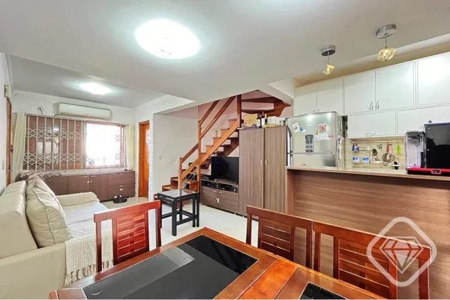 Imagem Casa com 3 dormitórios, suíte, sótão e áreas de convivência integradas no Bairro Tristeza

Um ...