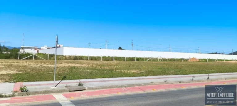 Imagem Terreno de 2.112m² à Venda na Avenida Pedro Zapelini