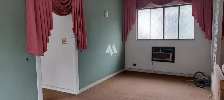 Imagem Casa com ótima localização na Avenida Afonso Pena com 03 Quartos + edícula á venda em Santos