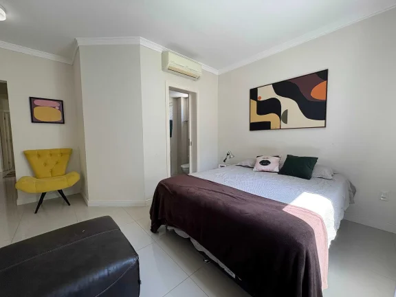 Imagem Apartamento mobiliado na Praia Brava com 1 suíte, 2 demi-suítes e 2 vagas de garagem em Itajaí/SC
