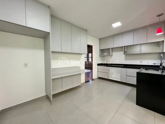 Imagem Espaçoso Sobrado de 4 Dormitórios com Piscina e Área Gourmet, Condomínio Okinawa Oportunidade Im...